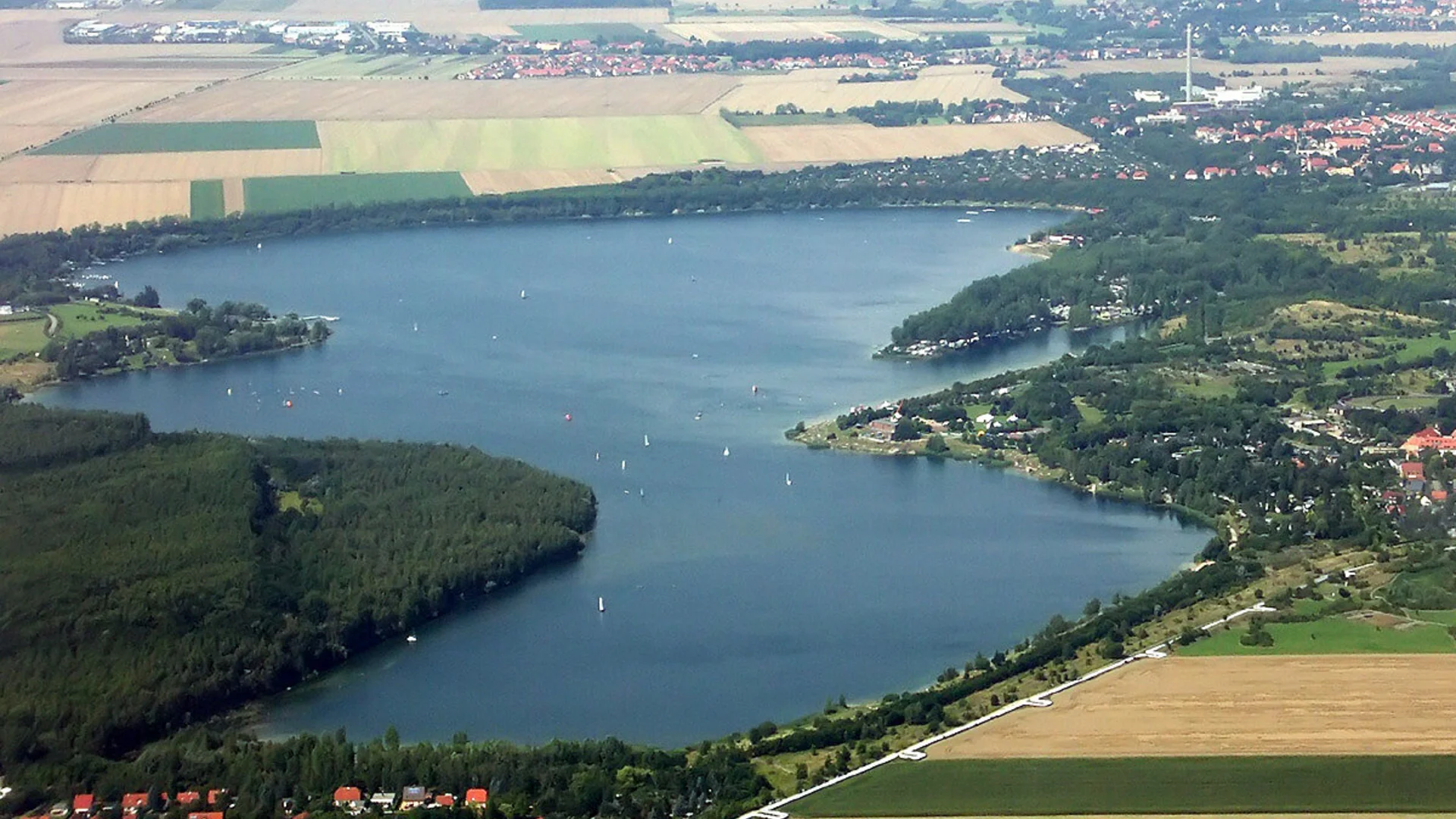 Kulkwitzer_See_Leipzig_(Richtung_Norden) | © Martin Geisler, CC BY-SA 3.0 <http://creativecommons.org/licenses/by-sa/3.0/>, via Wikimedia Commons