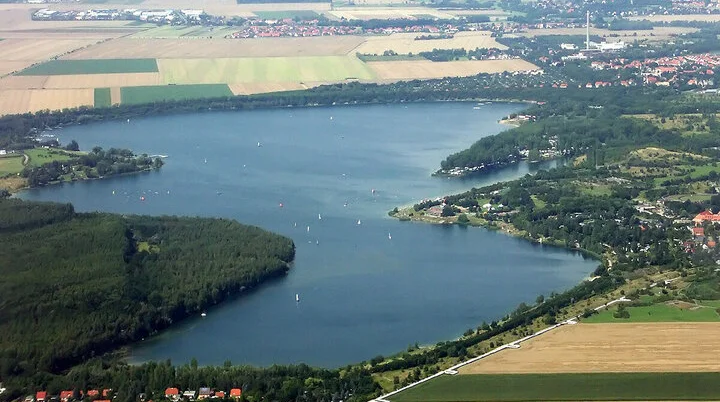 Kulkwitzer_See_Leipzig_(Richtung_Norden) | © Martin Geisler, CC BY-SA 3.0 <http://creativecommons.org/licenses/by-sa/3.0/>, via Wikimedia Commons