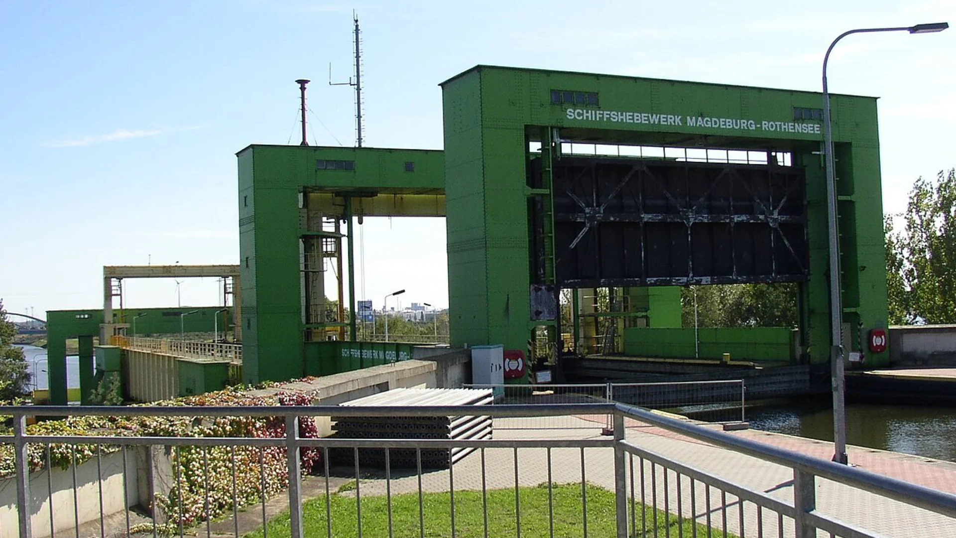 Schiffshebewerk Rothensee | © Doris Antony, Berlin, CC BY-SA 3.0 <http://creativecommons.org/licenses/by-sa/3.0/>, via Wikimedia Commons