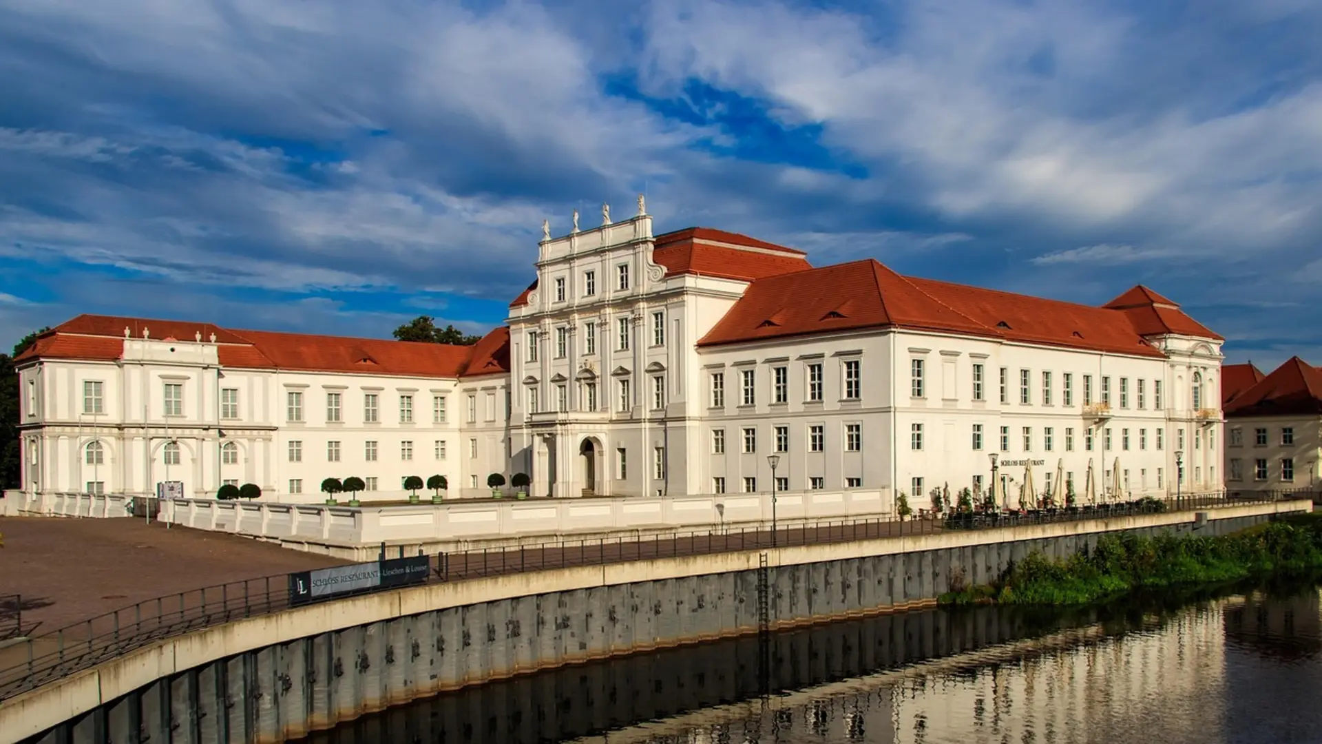 Schloss Oranienburg | © Image by <a href="https://pixabay.com/users/herbert2512-2929941/?utm_source=link-attribution&utm_medium=referral&utm_campaign=image&utm_content=2754744">Herbert Aust</a> from <a href="https://pixabay.com//?utm_source=link-attribution&utm_medium=referral&utm_campaign=image&utm_content=2754744">Pixabay</a>