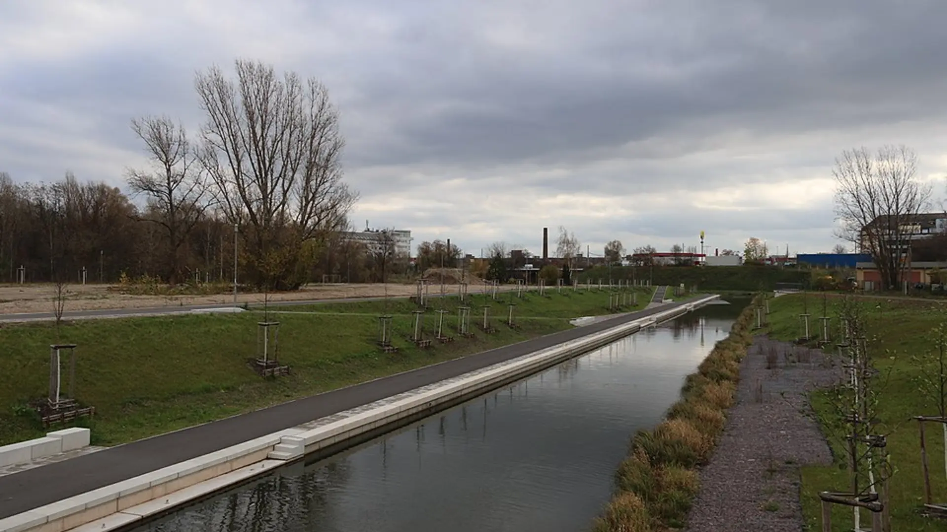 Lindenauer Hafen | © Ingbife, CC BY-SA 4.0 <https://creativecommons.org/licenses/by-sa/4.0>, via Wikimedia Commons