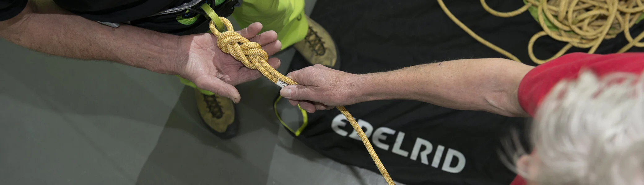 Ein Kletterpaar beim Partnercheck in einer Kletterhalle in Ulm. | © DAV/Thilo Brunner