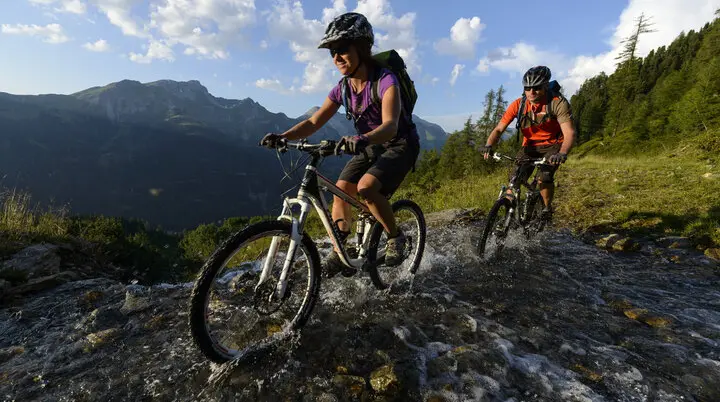 Zwei Mountainbiker in den Bergen | © DAV/Wolfgang Ehn